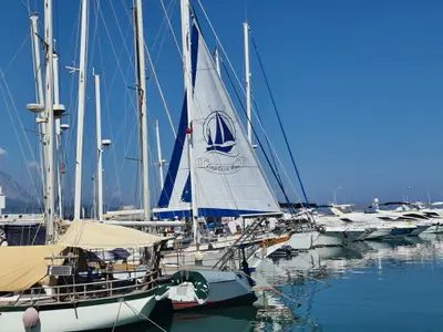 Marinada beyaz ana yelken üzerine basılmış Captain Ron logosu